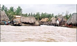 Godavari floods Updates: జలదిగ్బంధంలో పి.గన్నవరం మండలం లంకల గన్నవరం Godavari floods Updates: జలదిగ్బంధంలో పి.గన్నవరం మండలం లంకల గన్నవరం