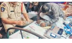 Police Seizes Silver And Gold In Treasury Employee House: ట్రెజరీ ఉద్యోగి ఇంట్లో భారీగా బంగారం,వెండి స్వాధీనం Police Seizes Silver And Gold In Treasury Employee House: ట్రెజరీ ఉద్యోగి ఇంట్లో భారీగా బంగారం,వెండి స్వాధీనం