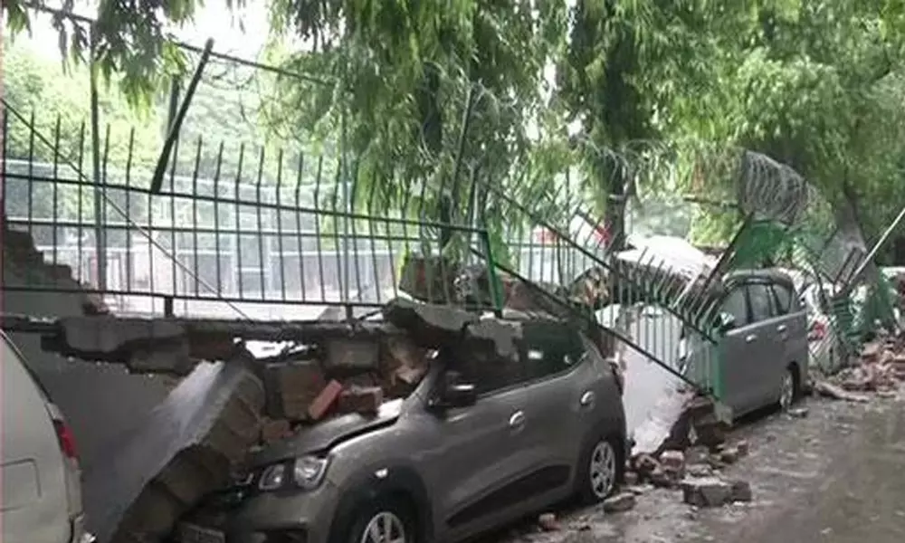 Rains In Delhi : ఢిల్లీలో భారీ వ‌ర్షం.. గోడ కూలి వాహ‌నాలు ధ్వంసం!