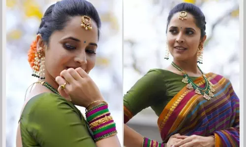Anasuya Bharadwaj Saree Look: ఫోటో షూట్ లో చీర అందాలతో మెరిసిపోతున్న అనసూయ...
