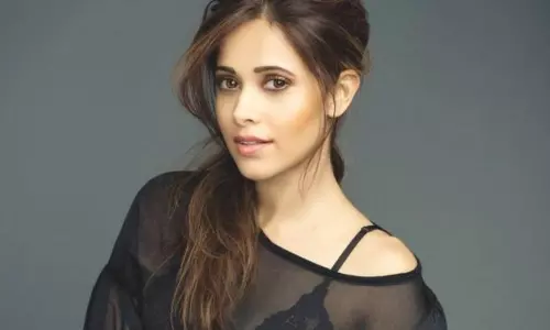 Nushrath Bharucha Photos: వర్షంలో ఎంజాయ్ చేస్తున్న బాలీవుడ్ హీరోయిన్.. Nushrath Bharucha Photos: వర్షంలో ఎంజాయ్ చేస్తున్న బాలీవుడ్ హీరోయిన్..