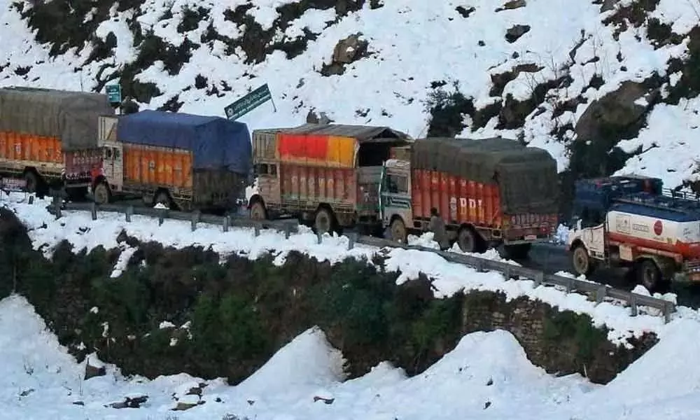 Land Slide at Jammu Srinagar High Way: జమ్మూ- శ్రీనగర్ జాతీయ రహదారిలో విరిగిపడ్డ కొండచరియలు