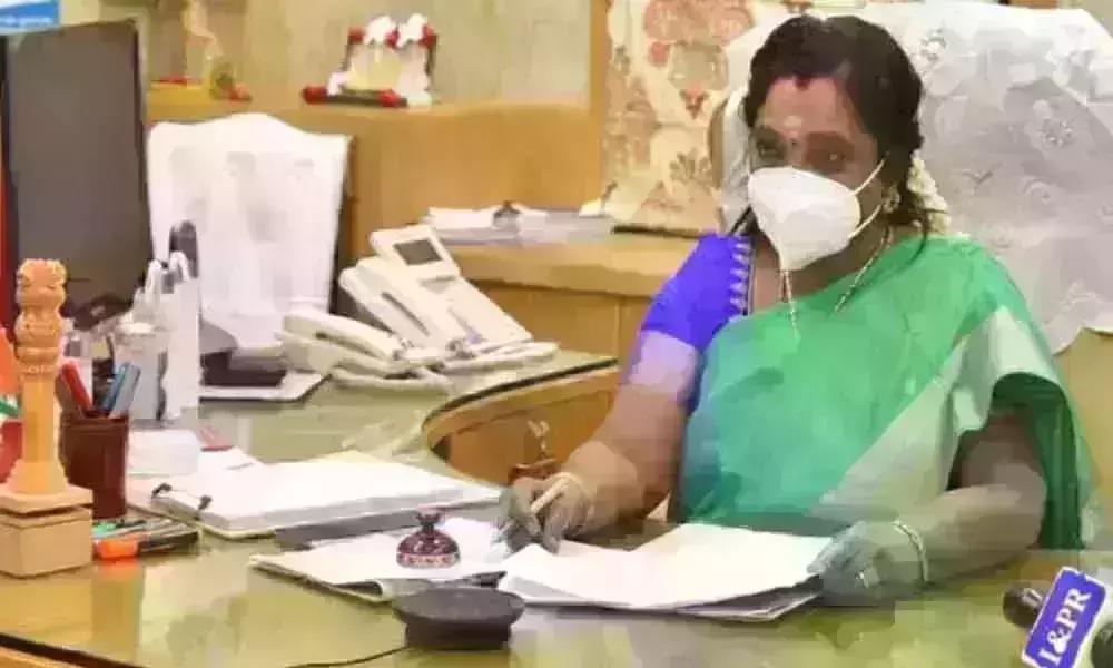 ట్విట్టర్ వేదికగా గవర్నర్ తమిళ సై ఎందుకిలా మాట్లాడారు? ట్విట్టర్ వేదికగా గవర్నర్ తమిళ సై ఎందుకిలా మాట్లాడారు?