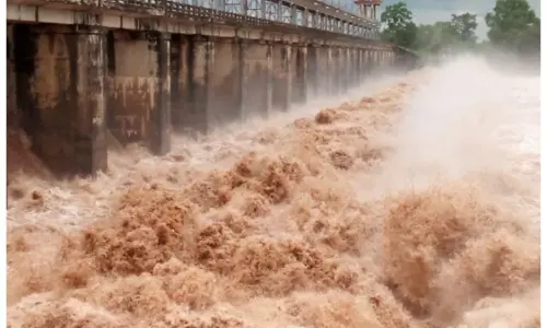 మళ్లీ పెరుగుతున్న గోదావరి..అప్రమత్తమవుతున్న అధికారులు