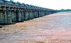 Rajahmandry: ధవలేశ్వరం బ్యారేజ్ వద్ద మళ్ళీ పెరుగుతున్న వరద ఉధృతి Rajahmandry: ధవలేశ్వరం బ్యారేజ్ వద్ద మళ్ళీ పెరుగుతున్న వరద ఉధృతి