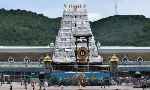 Tirumala Temple : కరోనా నుంచి కోలుకొని తిరిగి శ్రీవారి సేవలో ఆలయ జీయంగార్లు.. Tirumala Temple : కరోనా నుంచి కోలుకొని తిరిగి శ్రీవారి సేవలో ఆలయ జీయంగార్లు..