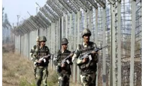 BSF Jawan shoots down five intruders: అక్రమ చొరబాటుదారులు హతం.. కాల్చి చంపిన భారత్ సైన్యం BSF Jawan shoots down five intruders: అక్రమ చొరబాటుదారులు హతం.. కాల్చి చంపిన భారత్ సైన్యం