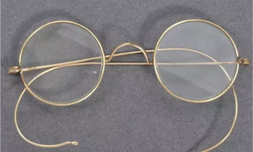Mahatma Gandhis glasses Auction: మహాత్ముడి కళ్లజోడు వేలం.. రిక్డారు ధరకు అమ్ముడు Mahatma Gandhis glasses Auction: మహాత్ముడి కళ్లజోడు వేలం.. రిక్డారు ధరకు అమ్ముడు
