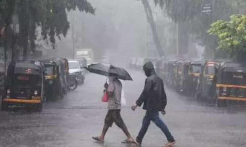 Weather Updates: వచ్చే 24 గంటలు భారీ వర్షాలు.. వాతావరణ శాఖ రెడ్ అలర్ట్ జారీ Weather Updates: వచ్చే 24 గంటలు భారీ వర్షాలు.. వాతావరణ శాఖ రెడ్ అలర్ట్ జారీ