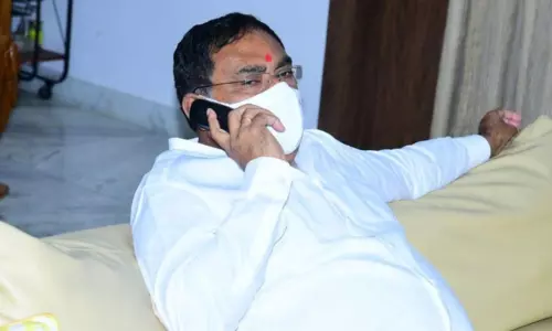 కరోనా బాధితులకు ధైర్యం చెప్పిన మంత్రి