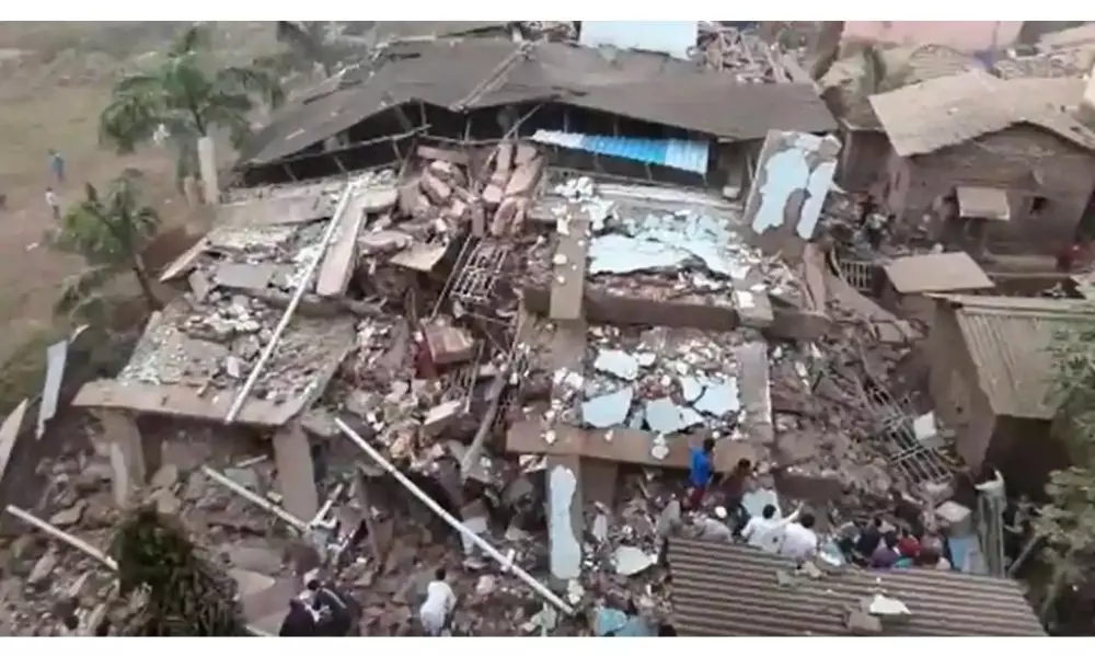 Building Collapse in Raigarh: మహారాష్ట్రలో ఘోర విషాదం..   కుప్పకూలిన భవనం.. శిథిలాల కింద 50 మంది!