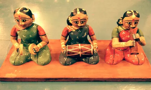 కరోనా దెబ్బకు కుదేలైన విగ్రహాల తయారీ కళాకారుల జీవితాలు కరోనా దెబ్బకు కుదేలైన విగ్రహాల తయారీ కళాకారుల జీవితాలు