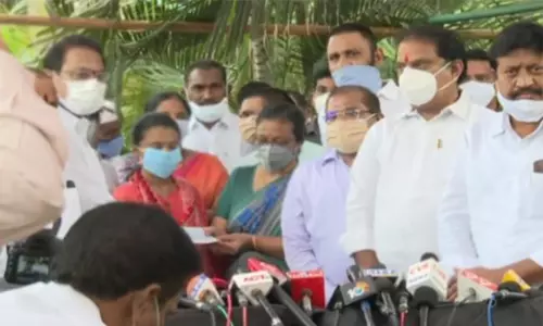 స్వర్ణ ప్యాలెస్‌ మృతుల కుటుంబాలకు ఆర్థిక సాయం అందజేత