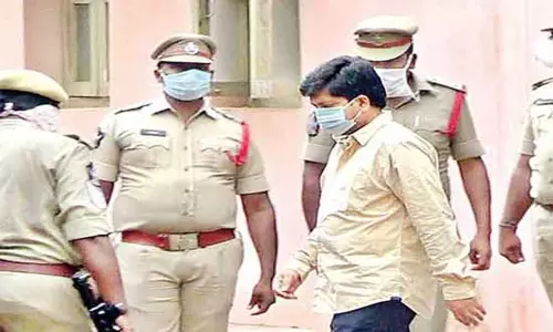 జైలు నుంచి మాజీ మంత్రి కొల్లు రవీంద్ర విడుదల జైలు నుంచి మాజీ మంత్రి కొల్లు రవీంద్ర విడుదల