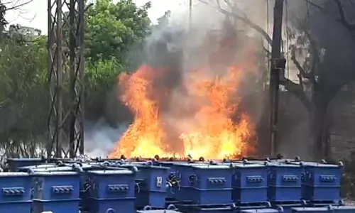 కరీంనగర్‌లో భారీ అగ్నిప్రమాదం.. పదుల సంఖ్యలో..