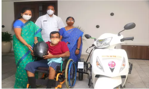 దివ్యాంగుడికి మాజీ ఎంపీ కవిత ఆపన్నహస్తం