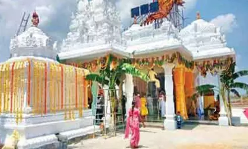 CM KCR Donate : ఏపీలోని ఆలయ నిర్మాణానికి కేసీఆర్‌ విరాళం