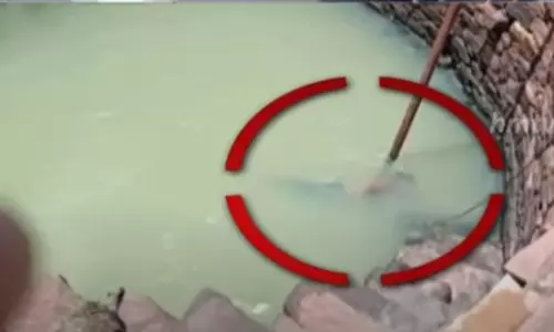 విషాదం: ఈత కొడుతుండగా విద్యుత్ షాక్తో యువకుడి మృతి విషాదం: ఈత కొడుతుండగా విద్యుత్ షాక్తో యువకుడి మృతి