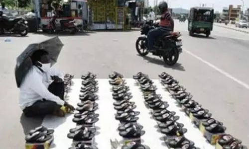 Corona Effect : కరోనా ఎఫెక్ట్ : రోడ్డు పైన చెప్పులు అమ్ముకుంటున్న టీచర్ !