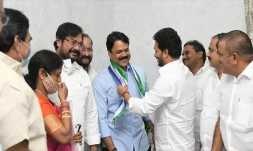 టీడీపీకి షాక్.. వైసీపీలో చేరిన కీలక నేత