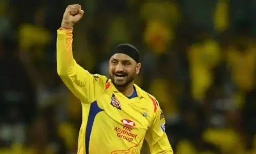 IPL 2020: చెన్నై కింగ్స్ కు మరో షాక్! భజ్జీ ఏంట్రీపై పలు అనుమానాలు? IPL 2020: చెన్నై కింగ్స్ కు మరో షాక్! భజ్జీ ఏంట్రీపై పలు అనుమానాలు?