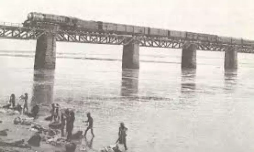 Rajahmundry Old Railway Bridge: 120 ఏళ్లు పూర్తిచేసుకున్న రాజమండ్రి పాత వంతెన..