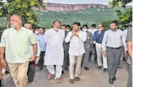 YSR Vardhanthi: తండ్రిని మరిపించే తనయునిగా వై ఎస్ జగన్! నేడు దివంగత నేత వైఎస్ వర్థంతి సందర్భంగా..