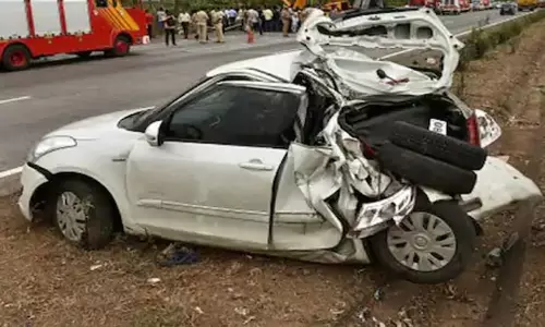 వరంగల్ జిల్లాలో ఘోర రోడ్డు ప్రమాదం : ఐదుగురు దుర్మరణం వరంగల్ జిల్లాలో ఘోర రోడ్డు ప్రమాదం : ఐదుగురు దుర్మరణం