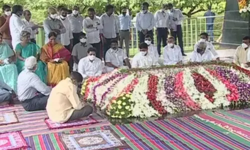 వైఎస్సార్‌కు కుటుంబసభ్యుల నివాళులు