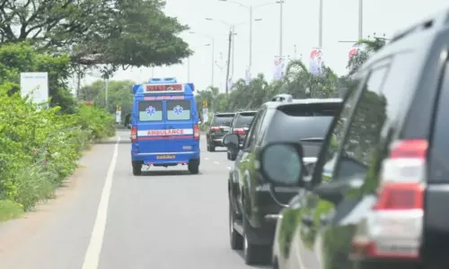 అంబులెన్స్‌కు దారి ఇచ్చిన సీఎం జగన్‌ కాన్వాయ్‌