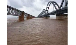 Rajahmundry updates: రాజమండ్రి వద్ద పెరుగుతున్న వరద గోదావరి.. Rajahmundry updates: రాజమండ్రి వద్ద పెరుగుతున్న వరద గోదావరి..