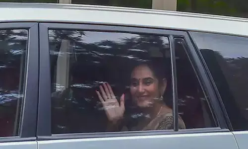 Kannada Actress Ragini : సీసీబీ అదుపులో కన్నడ నటి రాగిణి! Kannada Actress Ragini : సీసీబీ అదుపులో కన్నడ నటి రాగిణి!