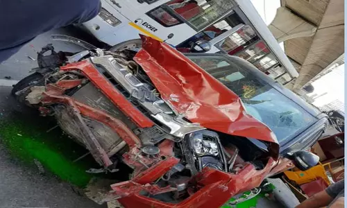 కూకట్‌పల్లిలో కారు బీభత్సం