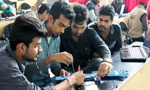 Engineering Admissions: అడ్మిషన్లు రద్దు చేసుకునే వారికి శుభవార్త.. ఫీజు వాపసు ఇవ్వాలంటూ ఏఐసీటీఈ ఆదేశం Engineering Admissions: అడ్మిషన్లు రద్దు చేసుకునే వారికి శుభవార్త.. ఫీజు వాపసు ఇవ్వాలంటూ ఏఐసీటీఈ ఆదేశం