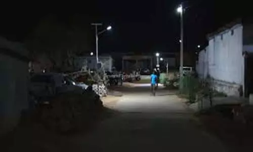 AP Govt on Street Lights Maintainance: సచివాలయాలకే వీధి దీపాల నిర్వహణ.. ఏపీ ప్రభుత్వం ఆదేశాలు జారీ AP Govt on Street Lights Maintainance: సచివాలయాలకే వీధి దీపాల నిర్వహణ.. ఏపీ ప్రభుత్వం ఆదేశాలు జారీ
