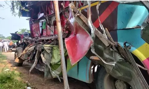 ఘోర రోడ్డు ప్రమాదం.. ఏడుగురు కార్మికుల దుర్మరణం ఘోర రోడ్డు ప్రమాదం.. ఏడుగురు కార్మికుల దుర్మరణం