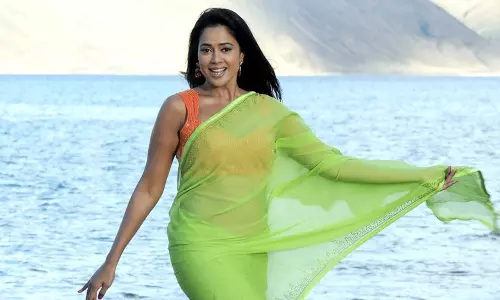 Sameera Reddy : సినిమా ఇండస్ట్రీలో పనిచేయడమంటే వైకుంఠపాళి ఆడటమే : సమీరారెడ్డి Sameera Reddy : సినిమా ఇండస్ట్రీలో పనిచేయడమంటే వైకుంఠపాళి ఆడటమే : సమీరారెడ్డి