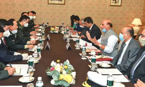 రష్యాలో రాజ్నాథ్, చైనా రక్షణ మంత్రి మధ్య చర్చ.. రష్యాలో రాజ్నాథ్, చైనా రక్షణ మంత్రి మధ్య చర్చ..