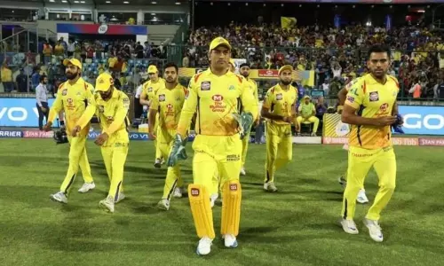 IPL 2020: మైదానంలో అడుగుపెట్టిన చెన్నై సూపర్ కింగ్ IPL 2020: మైదానంలో అడుగుపెట్టిన చెన్నై సూపర్ కింగ్