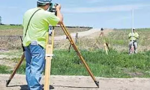 land Re-Survey: మూడు దశల్లో భూ సమగ్ర రీ సర్వే.. గ్రామానికి ఒక బృందం land Re-Survey: మూడు దశల్లో భూ సమగ్ర రీ సర్వే.. గ్రామానికి ఒక బృందం