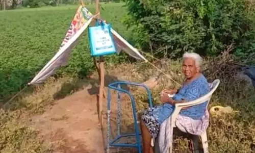 Son Suspicion His Mother : కన్న తల్లినే వెలేసిన కొడుకులు Son Suspicion His Mother : కన్న తల్లినే వెలేసిన కొడుకులు