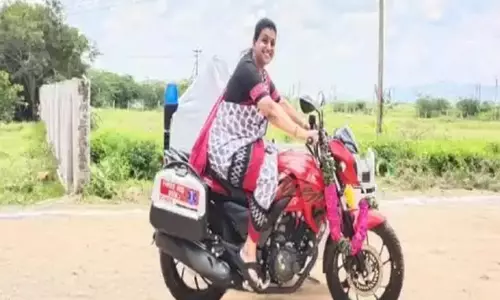 MLA RK Roja : జబర్దస్త్ రోజానా మజాకా.. బైక్ అంబులెన్స్ నడిపిన నగరి ఎమ్మెల్యే!