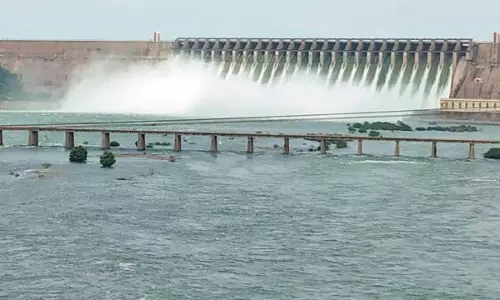 కృష్ణా, గోదావరి నదులకు కొనసాగుతోన్న వరద.. శ్రీశైలం నిండింది..