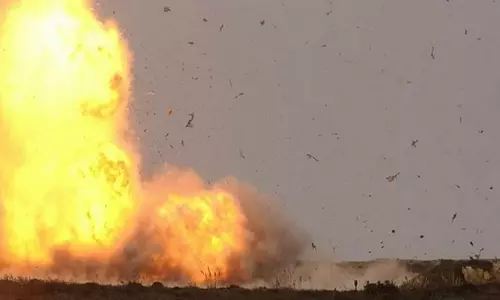 కూలిపోయిన ఇంట్లో బాంబు పేలుడు.. ఇద్దరు మృతి