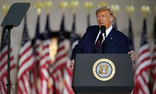 ట్రంప్ చేసిన ప్రకటనను కవర్ చేసేందుకు కిందామీద పడుతున్న ప్రతినిధులు ట్రంప్ చేసిన ప్రకటనను కవర్ చేసేందుకు కిందామీద పడుతున్న ప్రతినిధులు