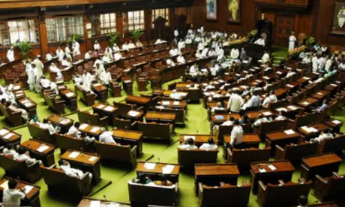 ఐదుగురు ఎమ్మెల్యేలు, 40 మంది సిబ్బందికి కరోనా.. ఒకవైపు సమావేశాలు ఐదుగురు ఎమ్మెల్యేలు, 40 మంది సిబ్బందికి కరోనా.. ఒకవైపు సమావేశాలు