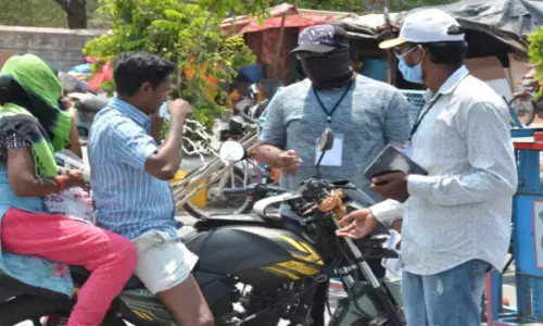 తీరు మారని జనం.. మాస్క్ వదిలిన వైనం తీరు మారని జనం.. మాస్క్ వదిలిన వైనం