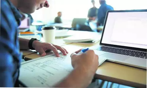 ప్రత్యేక పుస్తకాలు కొనాల్సిందే.. ఇది కార్పొరేట్ స్కూళ్ల నయా దందా !