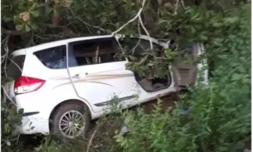 రోడ్డు ప్రమాదంలో ఇద్దరు మృతి, ఒకరికి తీవ్రగాయాలు