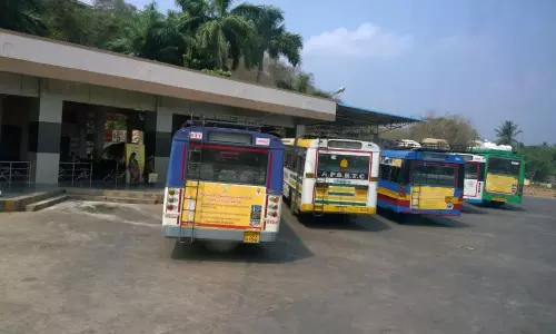 Bus Stands in AP: బస్ స్టాండ్లను ఇంటిగ్రేటెడ్ స్టేషన్లుగా అప్గ్రేడ్ చేయాలని ఏపీఎస్ఆర్టీసీ నిర్ణయం... Bus Stands in AP: బస్ స్టాండ్లను ఇంటిగ్రేటెడ్ స్టేషన్లుగా అప్గ్రేడ్ చేయాలని ఏపీఎస్ఆర్టీసీ నిర్ణయం...